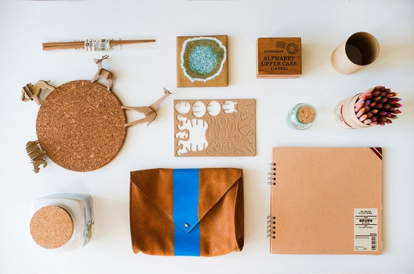 統一桌上物件如:筆記本、筆、杯子等