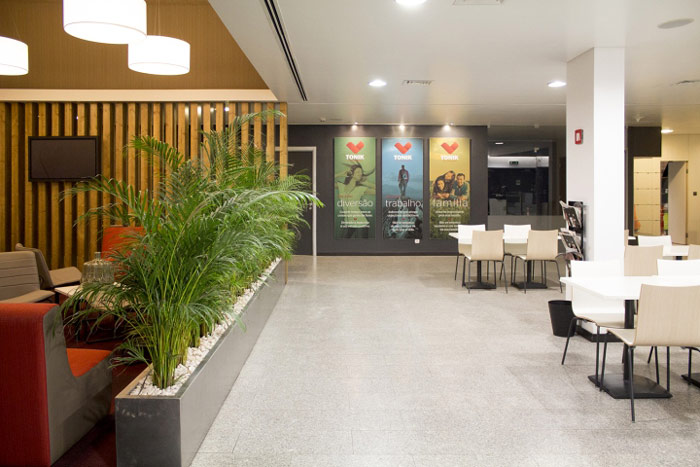 健康俱樂部辦公室圓桌區域空間裝修設計效果圖