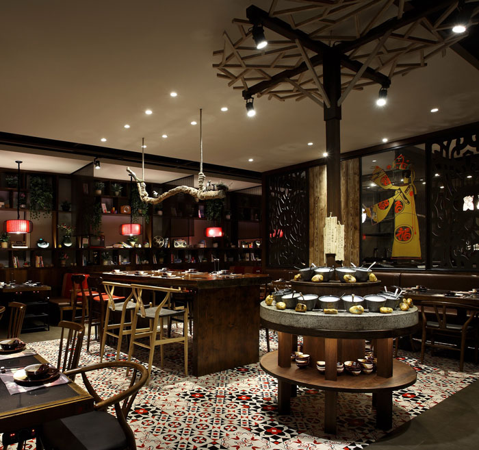 沉穩(wěn)、古樸、自然、寧靜的火鍋店擺放區(qū)域方案設(shè)計(jì)效果圖