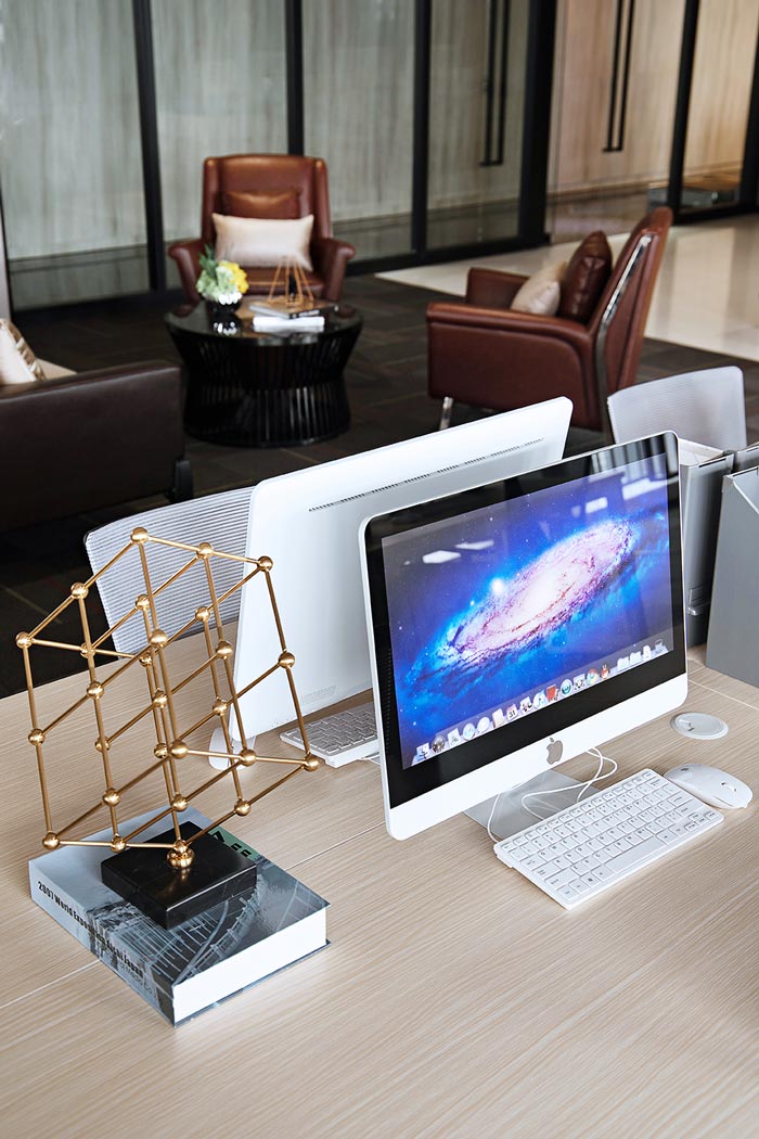 金融公司辦公桌裝修設計效果圖